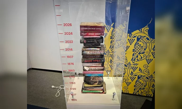 Обожженные книги в Харькове стали инсталляцией: ее показали в Германии (фото)