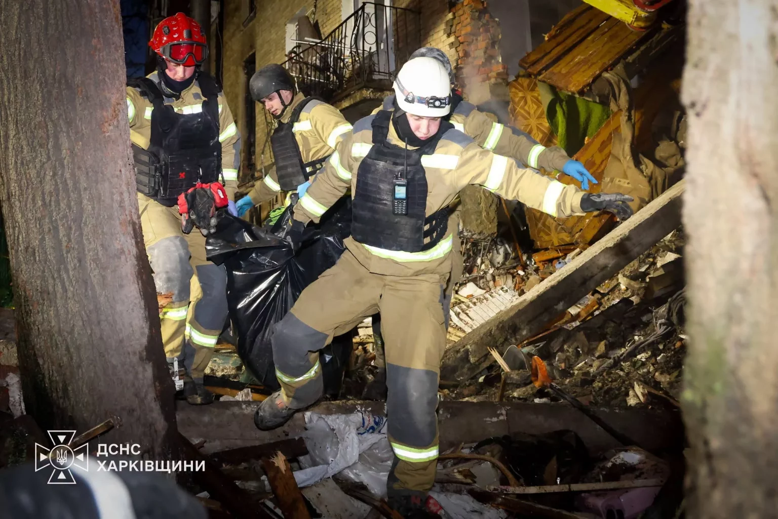 ГСЧС продолжает тушить пожар после удара «Бандероли» по Харькову (фото, видео)