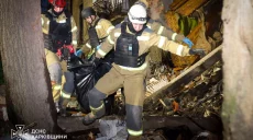 ГСЧС продолжает тушить пожар после удара «Бандероли» по Харькову (фото, видео)