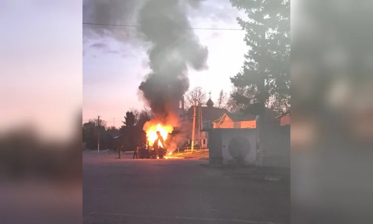 Поранений, пошкоджена “швидка”, горіли авто – “прильоти” в передмісті Харкова
