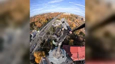 Никогда не было так страшно: руфер покорил звезду возле Центрального парка 📹