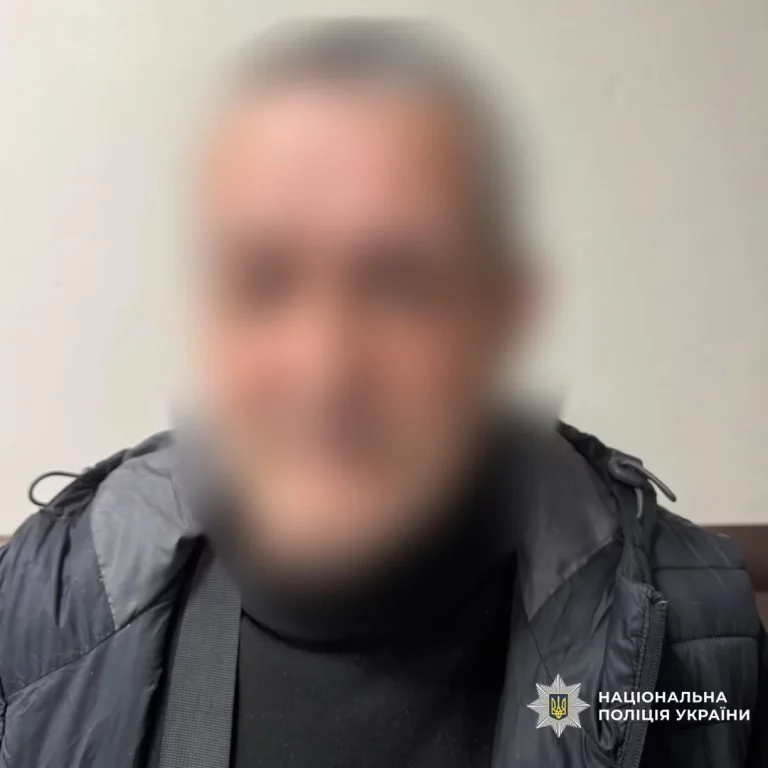 Вырвал из рук девушки телефон: 52-летнего харьковчанина подозревают в грабеже