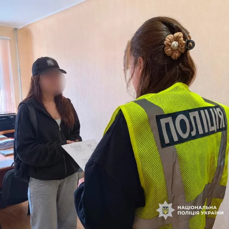 Косметика, одежда, продукты: харьковчанку подозревают в серии краж