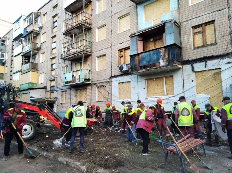 Обстріл Слобідського району: комунальники усувають наслідки руйнувань