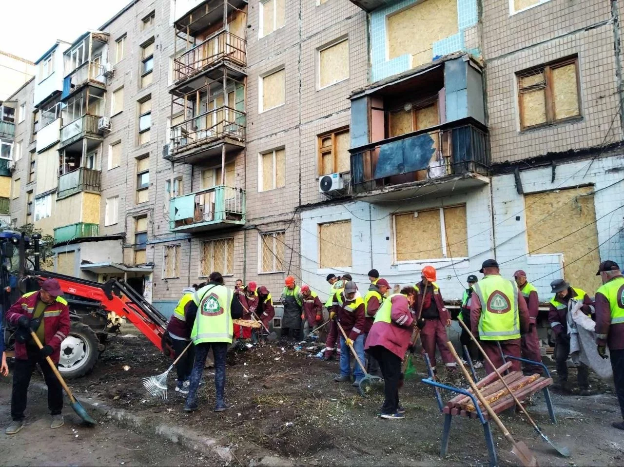 Обстріл Слобідського району: комунальники усувають наслідки руйнувань