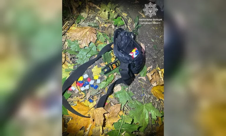 Около 80 свертков с наркотиками обнаружили у прохожего патрульные Харькова