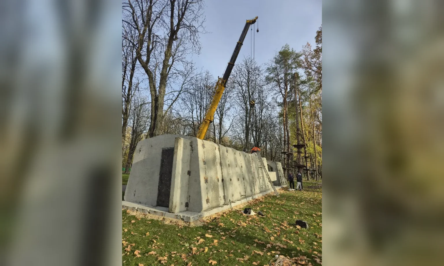 Вернут ли праздники? В Центральном парке Харькова ставят укрытие на 50 мест