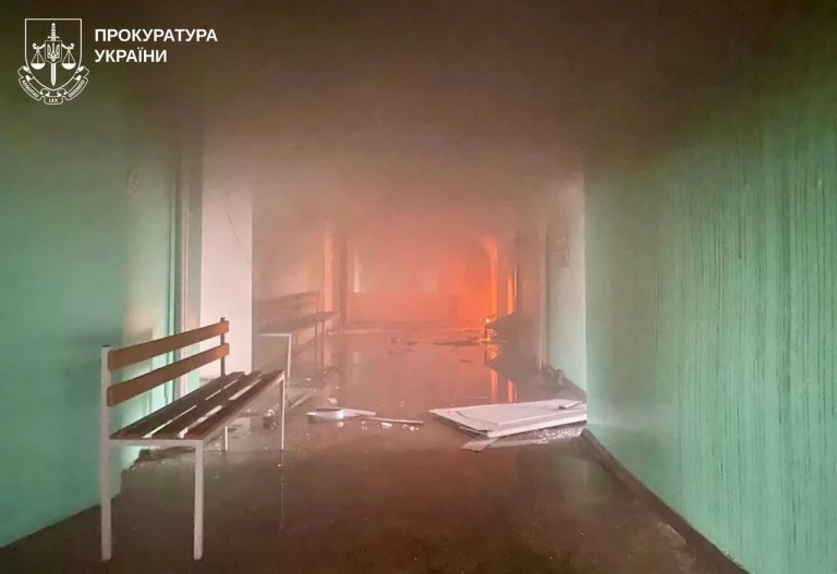 Били «бандеролью». Показали последствия удара по поликлинике в Харькове (фото)