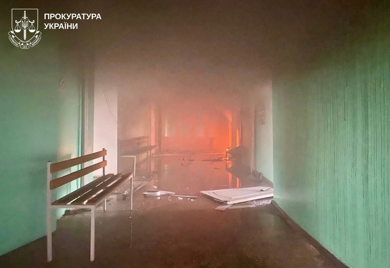 Били «бандеролью». Показали последствия удара по поликлинике в Харькове (фото)