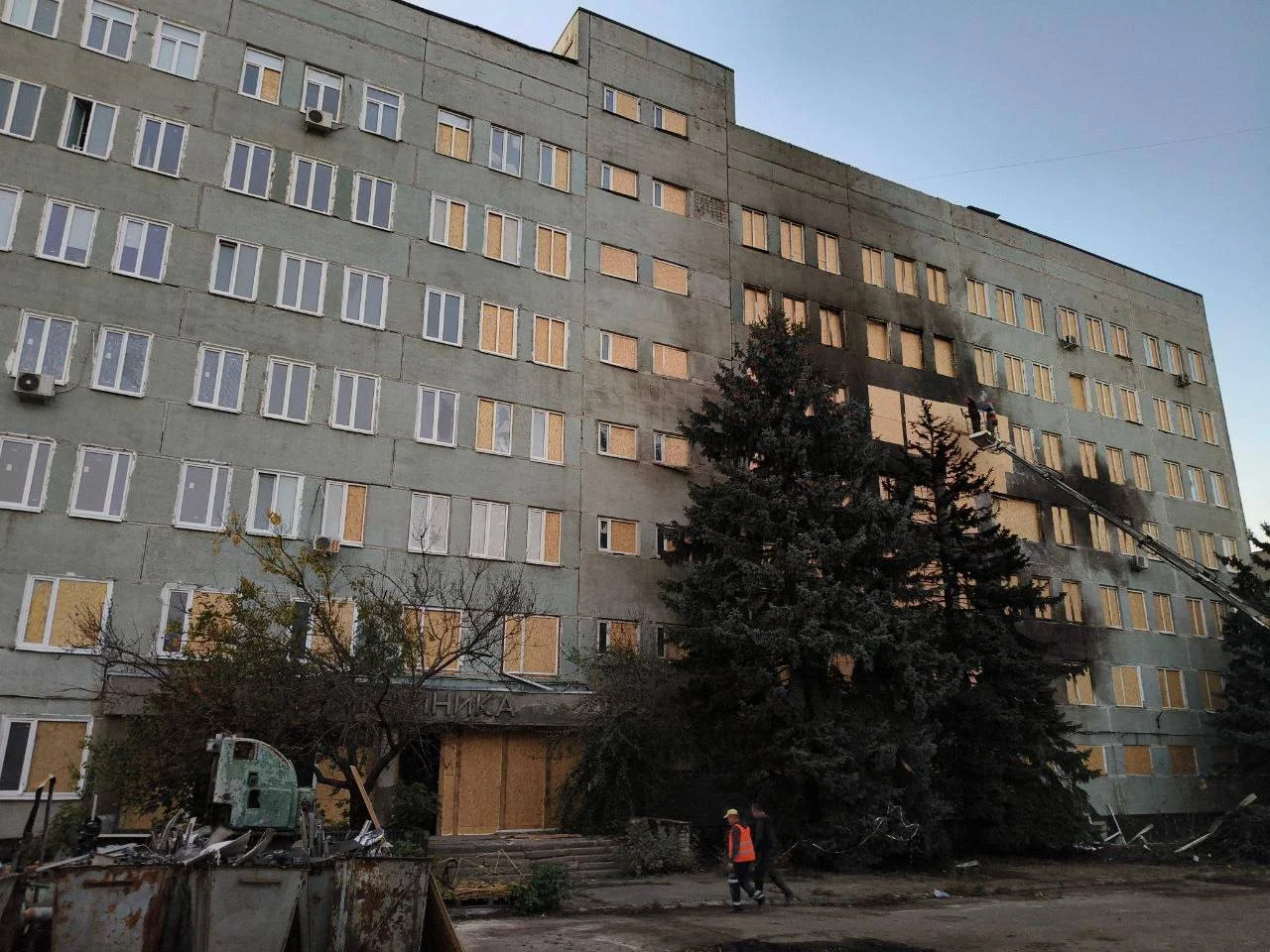 Справились за несколько часов: поликлиника в Харькове уже с закрытыми окнами